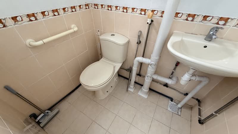 212 Ang Mo Kio Avenue 3, 212 Ang Mo Kio Avenue 3, 2 Bedrooms, 721 sqft, HDB Flat For Rent, by Mick Ho, 500114340 - Bathroom - PropertyGuru.com.sg