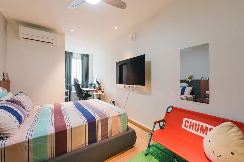 CHEAP Kew Estate Limau Bedok Near Mrt, Limau Rise, 6 Bedrooms, 4,000 sqft, Terraced House For Sale, by Vivian Chua, 500114342 - Bedroom - PropertyGuru.com.sg