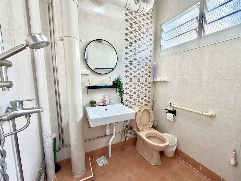 621 Yishun Ring Road, 621 Yishun Ring Road, 2 Bedrooms, 786 sqft, HDB Flat For Sale, by Hidayat Shariff, 500114348 - Bathroom - PropertyGuru.com.sg