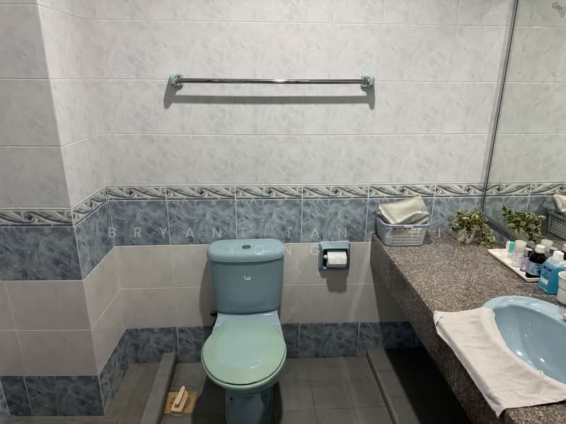 Joo Chiat Terrace, , 5 Bedrooms, 2,750 sqft, Terraced House For Sale, by Bryant Tan Zhi Yong, 500114350 - Ensuite Bathroom - PropertyGuru.com.sg