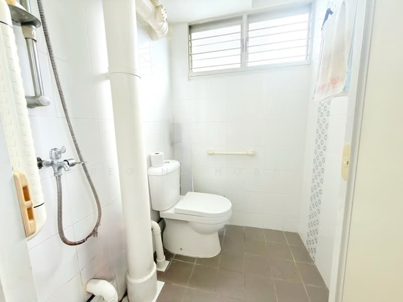 702 Bedok Reservoir Road, 702 Bedok Reservoir Road, 2 Bedrooms, 731 sqft, HDB Flat For Sale, by Regina Huang, 500114389 - Common Bathroom - PropertyGuru.com.sg