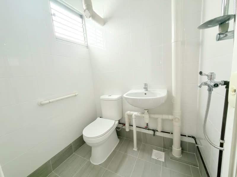 702 Bedok Reservoir Road, 702 Bedok Reservoir Road, 2 Bedrooms, 731 sqft, HDB Flat For Sale, by Regina Huang, 500114389 - Master Bathroom - PropertyGuru.com.sg