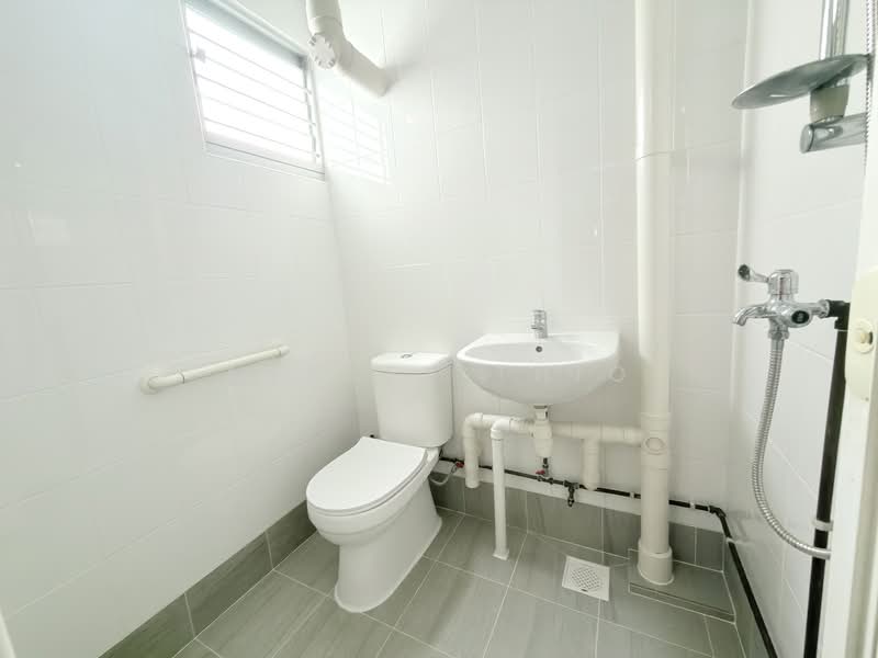 702 Bedok Reservoir Road, 702 Bedok Reservoir Road, 2 Bedrooms, 732 sqft, HDB Flat For Sale, by Ashley Thio, 500114398 - Bathroom - PropertyGuru.com.sg
