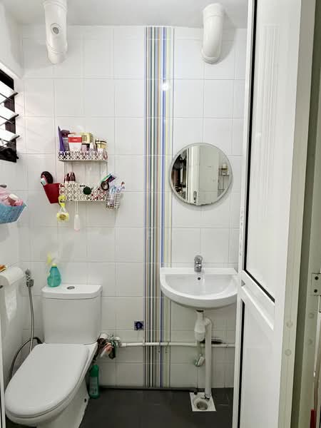 511 Hougang Avenue 10, 511 Hougang Avenue 10, 2 Bedrooms, 689 sqft, HDB Flat For Sale, by Joseph Lee, 500114446 - Bathroom - PropertyGuru.com.sg