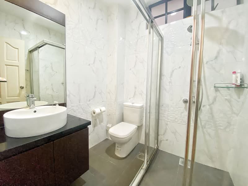 Landed at Jalan Lim Tai See, , 4 Bedrooms, 2,939 sqft, Terraced House For Rent, by Quek Ngee Wei, 500114466 - Bathroom - PropertyGuru.com.sg