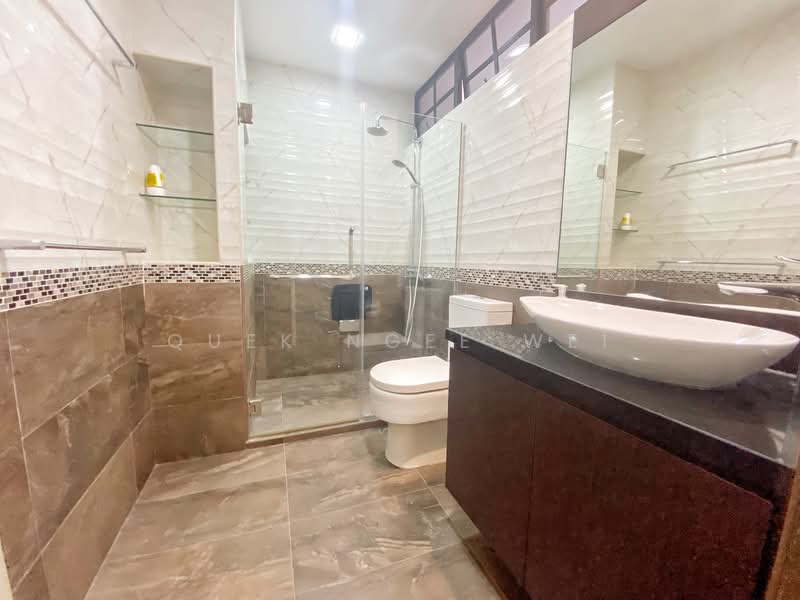 Landed at Jalan Lim Tai See, , 4 Bedrooms, 2,939 sqft, Terraced House For Rent, by Quek Ngee Wei, 500114466 - Bathroom - PropertyGuru.com.sg