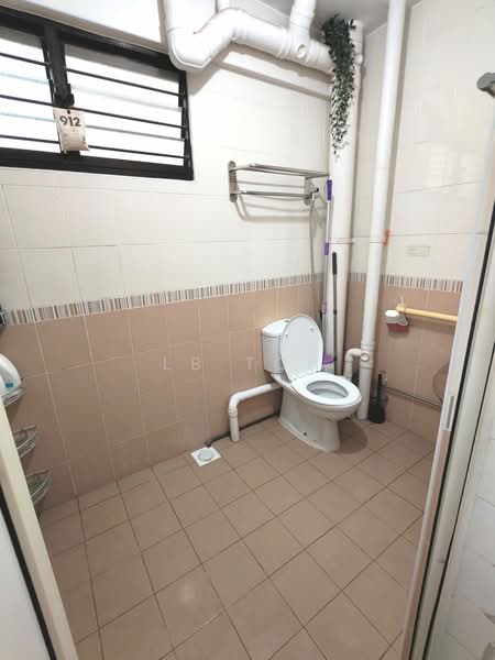 315 Bukit Batok Street 32, 315 Bukit Batok Street 32, 3 Bedrooms, 1,109 sqft, HDB Flat For Sale, by LB Toh, 500114467 - Bathroom - PropertyGuru.com.sg