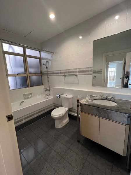 Walk to Great World City Mrt, , 4 Bedrooms, 2,722 sqft, Condominium For Rent, by Amy Chong, 500114484 - Bathroom - PropertyGuru.com.sg