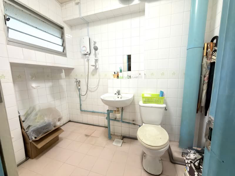 345 Tampines Street 33, 345 Tampines Street 33, 3 Bedrooms, 1,140 sqft, HDB Flat For Sale, by Ashley Thio, 500114495 - Bathroom - PropertyGuru.com.sg