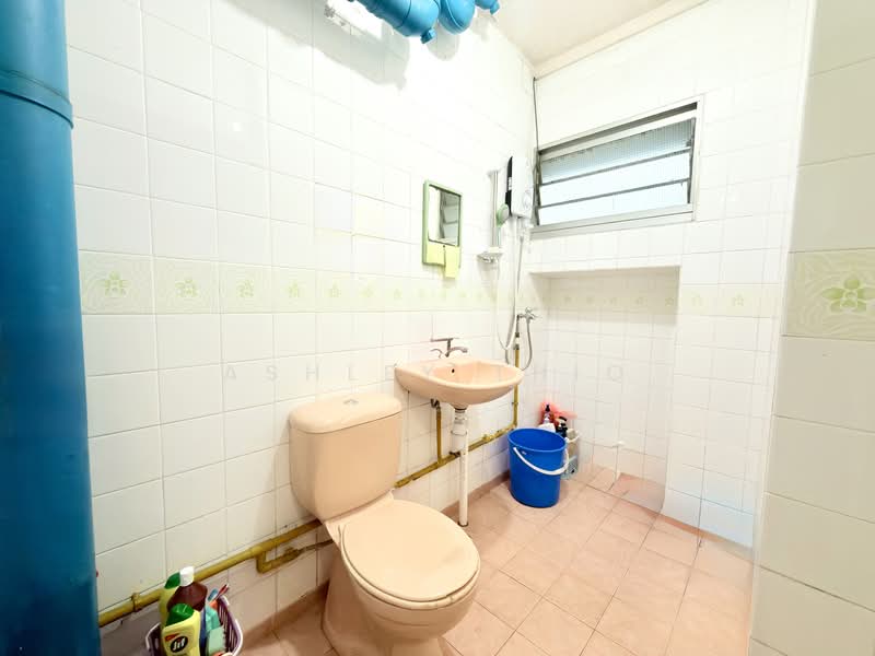 345 Tampines Street 33, 345 Tampines Street 33, 3 Bedrooms, 1,140 sqft, HDB Flat For Sale, by Ashley Thio, 500114495 - Bathroom - PropertyGuru.com.sg
