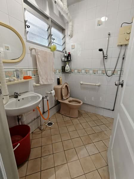 130 Clarence Lane, 130 Clarence Lane, 4 Bedrooms, 1,119 sqft, HDB Flat For Sale, by Samuel Lee, 500114498 - Bathroom - PropertyGuru.com.sg