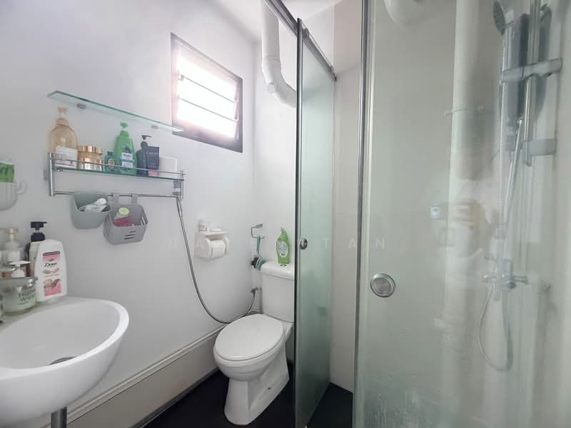 224 Jurong East Street 21, 224 Jurong East Street 21, 3 Bedrooms, 979 sqft, HDB Flat For Sale, by Baven Tan, 500114515 - Bathroom - PropertyGuru.com.sg