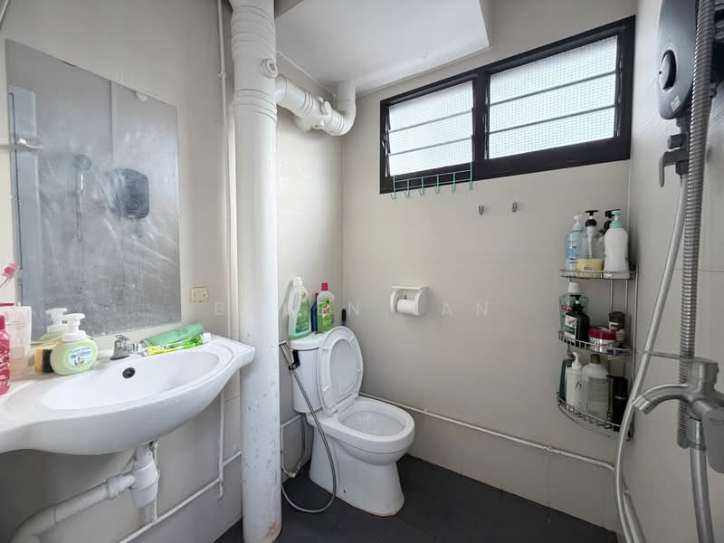224 Jurong East Street 21, 224 Jurong East Street 21, 3 Bedrooms, 979 sqft, HDB Flat For Sale, by Baven Tan, 500114515 - Bathroom - PropertyGuru.com.sg