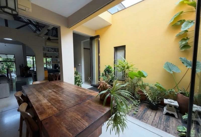 ⭐️⭐️LANDED7772 @ D8 MINIMUM MAINTENANCE FOR SINGLE STOREY LANDED BELOW $8m IN PRIME LANDED DISTRICT, Near Farrer Park MRT, Farrer Park / Serangoon Rd, 3 Bedrooms, 1,800 sqft, Corner Terrace For Sale, by Max Toh, 500114560 - Dining Room - PropertyGuru.com.sg