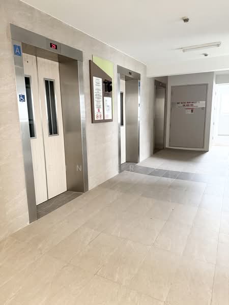 153 Jalan Teck Whye, 153 Jln Teck Whye, 1 Bedroom, 409 sqft, HDB Flat For Sale, by Jennifer Loh, 500114580 - Lift landing 3 lifts - PropertyGuru.com.sg