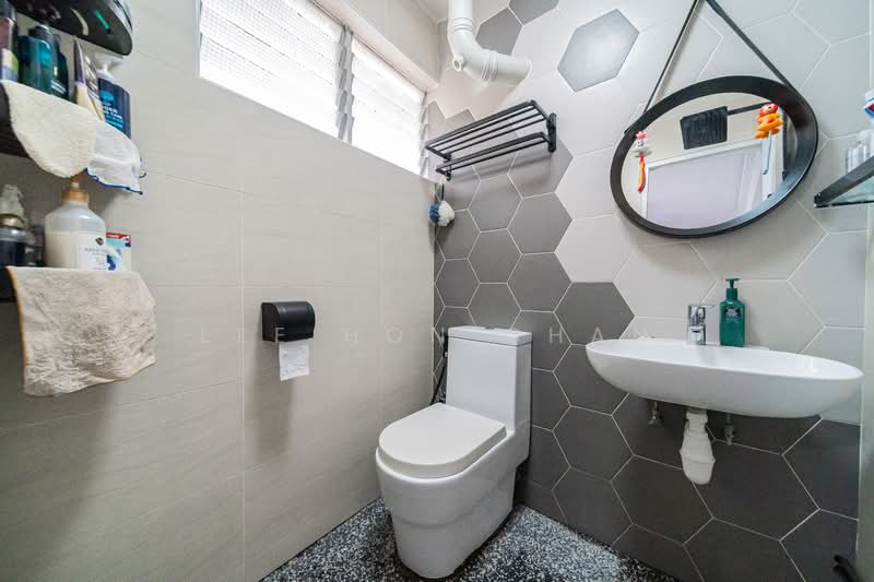 129 Yishun Street 11, 129 Yishun Street 11, 2 Bedrooms, 721 sqft, HDB Flat For Sale, by Lee Hon Chan, 500114585 - Bathroom - PropertyGuru.com.sg