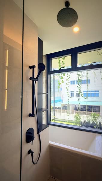 Jervois Mansion, 16 Jervois Close, 4 Bedrooms, 1,540 sqft, Condominium For Rent, by Renee Lim, 500114603 - Master Bathtub and Rain Shower - PropertyGuru.com.sg