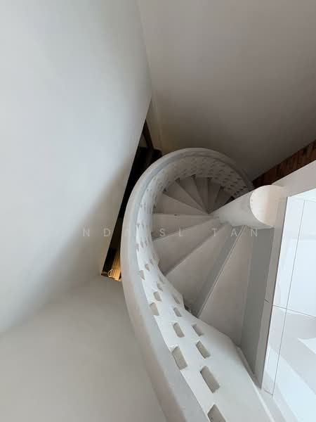 89, Parbury Avenue, 5 Bedrooms, 2,760 sqft, Corner Terrace For Rent, by Linda SL Tan, 500114604 - Spiral staircase to attic  - PropertyGuru.com.sg