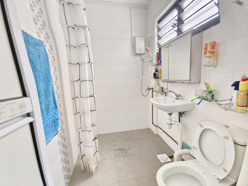 160 Bukit Batok Street 11, 160 Bukit Batok Street 11, 3 Bedrooms, 1,130 sqft, HDB Flat For Sale, by Alex Lim, 500114653 - Bathroom - PropertyGuru.com.sg
