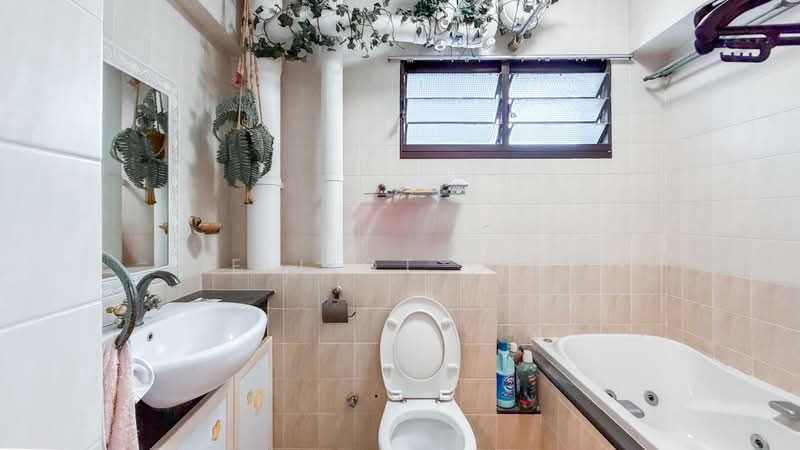 891 Tampines Avenue 8, 891 Tampines Avenue 8, 3 Bedrooms, 1,076 sqft, HDB Flat For Sale, by Elliot Lin, 500114657 - Bathroom - PropertyGuru.com.sg