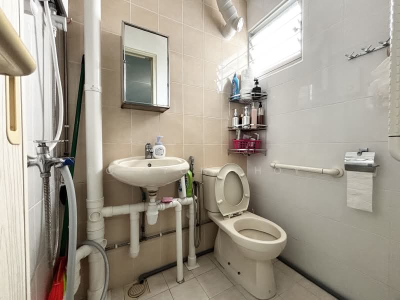 133 Bedok North Avenue 3, 133 Bedok North Avenue 3, 3 Bedrooms, 990 sqft, HDB Flat For Sale, by Royston Choy, 500114685 - Bathroom - PropertyGuru.com.sg