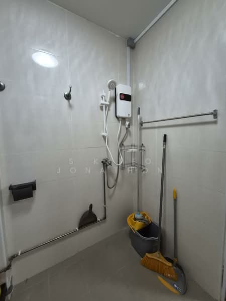 859 Tampines Avenue 5, 859 Tampines Avenue 5, Room Rental, 120 sqft, HDB Flat For Rent, by S K Teo Jonathon, 500114733 - Bathroom - PropertyGuru.com.sg