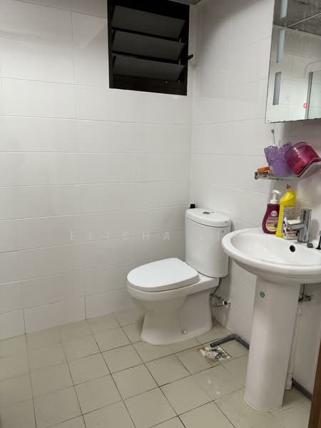 817B Keat Hong Link, 817B Keat Hong Link, 3 Bedrooms, 990 sqft, HDB Flat For Sale, by Elisha Lim, 500114747 - Bathroom - PropertyGuru.com.sg