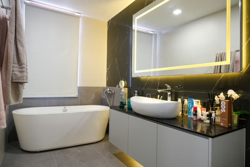 The Riverina, Riverina Crescent, 5 Bedrooms, 3,068 sqft, Terraced House For Sale, by JR Foo, 500114780 - Master Bathroom - PropertyGuru.com.sg
