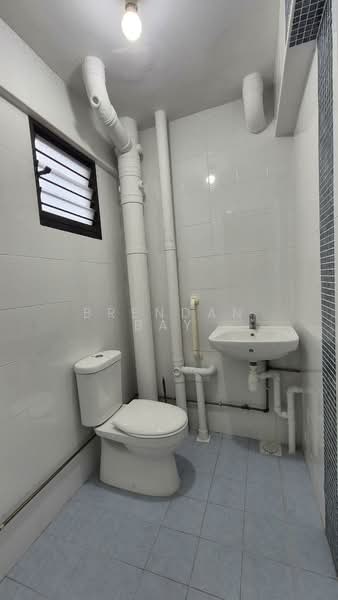 264 Jurong East Street 24, 264 Jurong East Street 24, 2 Bedrooms, 732 sqft, HDB Flat For Sale, by Brendan Bay, 500114790 - Bathroom - PropertyGuru.com.sg