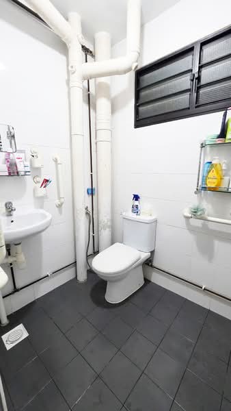 135 Bedok Reservoir Road, 135 Bedok Reservoir Road, 3 Bedrooms, 904 sqft, HDB Flat For Sale, by Ina Sultan, 500114832 - Bathroom - PropertyGuru.com.sg