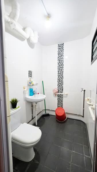 135 Bedok Reservoir Road, 135 Bedok Reservoir Road, 3 Bedrooms, 904 sqft, HDB Flat For Sale, by Ina Sultan, 500114832 - Bathroom - PropertyGuru.com.sg