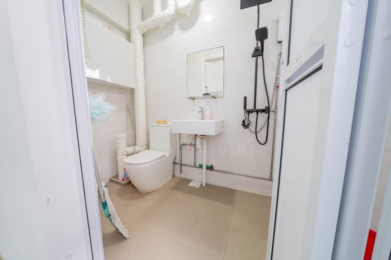 271 Bishan Street 24, 271 Bishan Street 24, 3 Bedrooms, 1,119 sqft, HDB Flat For Sale, by Kai Mun, 500114863 - Bathroom - PropertyGuru.com.sg