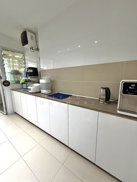 451B Bukit Batok West Avenue 6, 451B Bukit Batok West Avenue 6, 3 Bedrooms, 1,001 sqft, HDB Flat For Sale, by Liyana Manhuri, 500114881 - Kitchen - PropertyGuru.com.sg