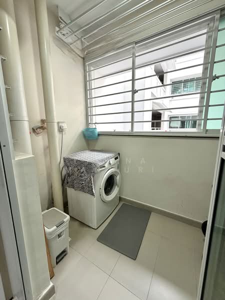 451B Bukit Batok West Avenue 6, 451B Bukit Batok West Avenue 6, 3 Bedrooms, 1,001 sqft, HDB Flat For Sale, by Liyana Manhuri, 500114881 - Service yard - PropertyGuru.com.sg