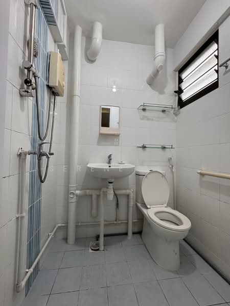 136 Bukit Batok West Avenue 6, 136 Bukit Batok West Avenue 6, 2 Bedrooms, 883 sqft, HDB Flat For Rent, by Serene Sin, 500114893 - Bathroom - PropertyGuru.com.sg