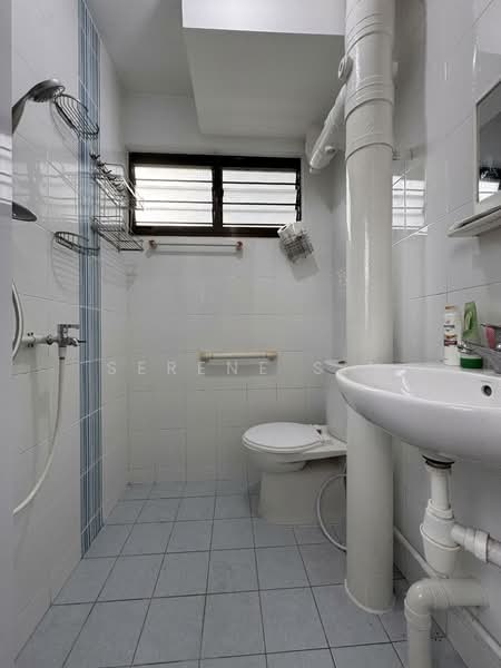 136 Bukit Batok West Avenue 6, 136 Bukit Batok West Avenue 6, 2 Bedrooms, 883 sqft, HDB Flat For Rent, by Serene Sin, 500114893 - Bathroom - PropertyGuru.com.sg