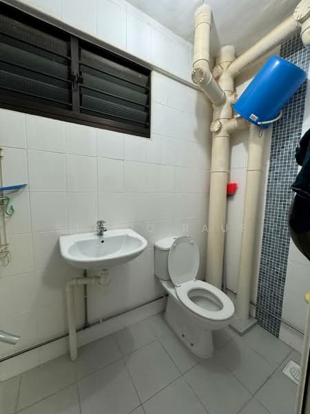 511 Bukit Batok Street 52, 511 Bukit Batok Street 52, 3 Bedrooms, 904 sqft, HDB Flat For Sale, by Syafiq Rauf, 500114983 - Bathroom - PropertyGuru.com.sg