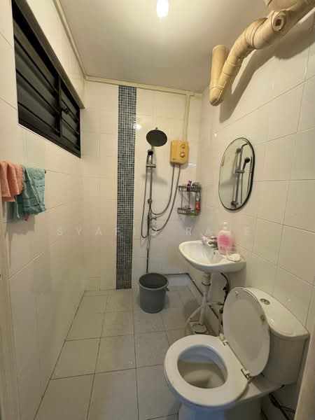 511 Bukit Batok Street 52, 511 Bukit Batok Street 52, 3 Bedrooms, 904 sqft, HDB Flat For Sale, by Syafiq Rauf, 500114983 - Bathroom - PropertyGuru.com.sg