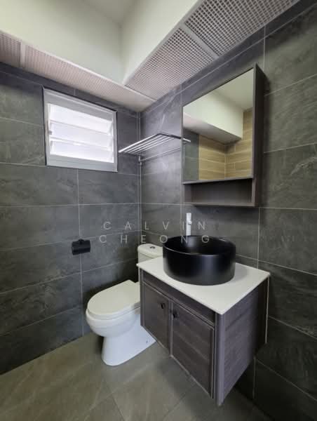 208B Punggol Place, 208B Punggol Place, 3 Bedrooms, 990 sqft, HDB Flat For Sale, by Calvin Cheong, 500114993 - Master Bathroom - PropertyGuru.com.sg