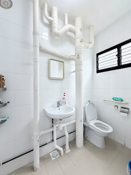 234 Tampines Street 21, 234 Tampines Street 21, 3 Bedrooms, 1,119 sqft, HDB Flat For Sale, by Nona Kirana, 500114996 - Bathroom - PropertyGuru.com.sg