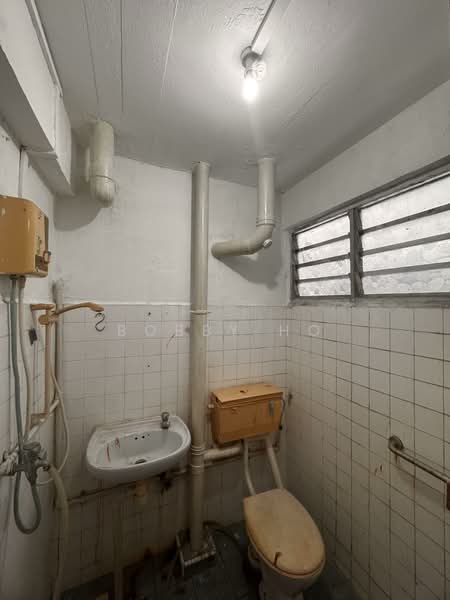 237 Yishun Ring Road, 237 Yishun Ring Road, 2 Bedrooms, 721 sqft, HDB Flat For Sale, by Bobby Ho, 500115014 - Bathroom - PropertyGuru.com.sg