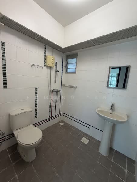 633B Senja Green, 633B Senja Road, 3 Bedrooms, 1,001 sqft, HDB Flat For Sale, by Edmund Tan TL, 500115040 - Bathroom (Edited) - PropertyGuru.com.sg