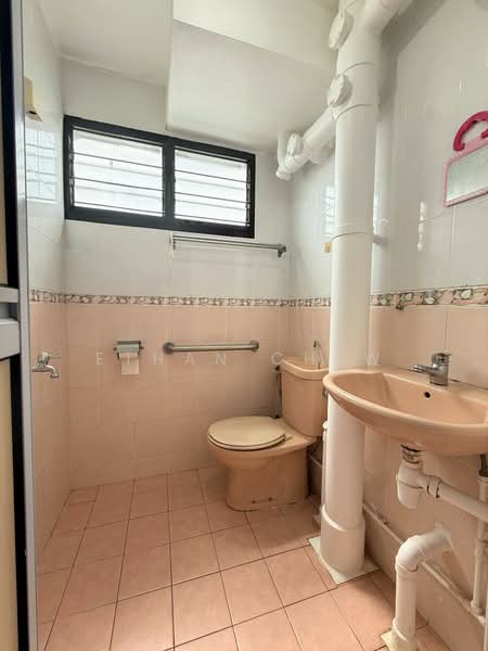 712 Yishun Avenue 5, 712 Yishun Avenue 5, 3 Bedrooms, 1,001 sqft, HDB Flat For Sale, by Ethan Chew, 500115041 - Bathroom - PropertyGuru.com.sg