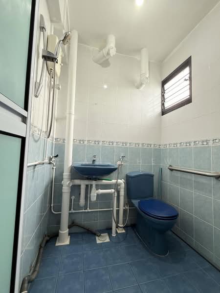 712 Yishun Avenue 5, 712 Yishun Avenue 5, 3 Bedrooms, 1,001 sqft, HDB Flat For Sale, by Ethan Chew, 500115041 - Bathroom - PropertyGuru.com.sg