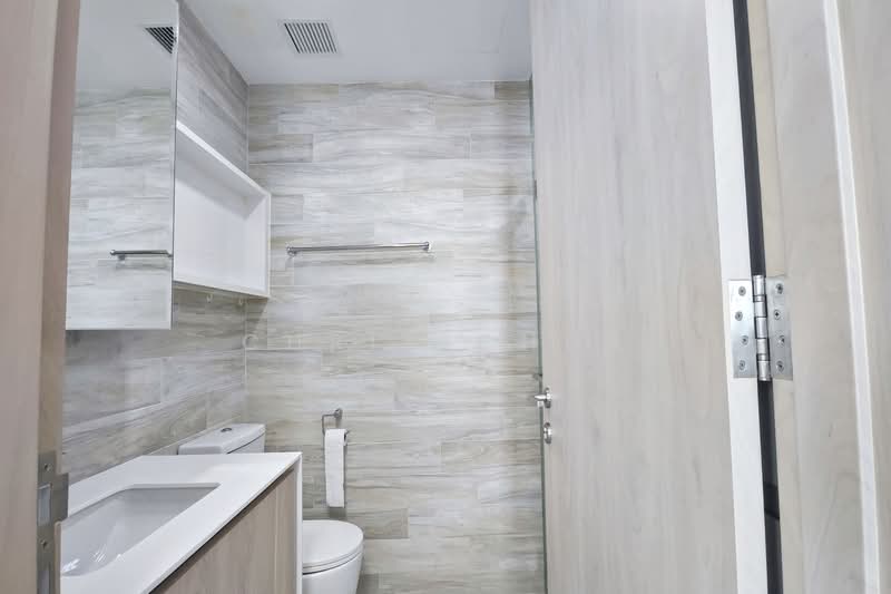 J Gateway, 6 Gateway Drive, 2 Bedrooms, 743 sqft, Condominium For Rent, by Chris Chua, 500115067 - Bathroom - PropertyGuru.com.sg