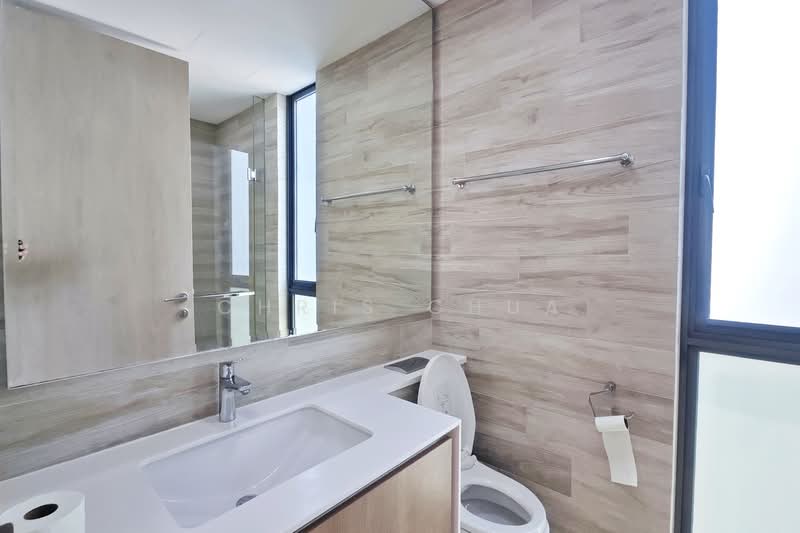 J Gateway, 6 Gateway Drive, 2 Bedrooms, 743 sqft, Condominium For Rent, by Chris Chua, 500115067 - Bathroom - PropertyGuru.com.sg