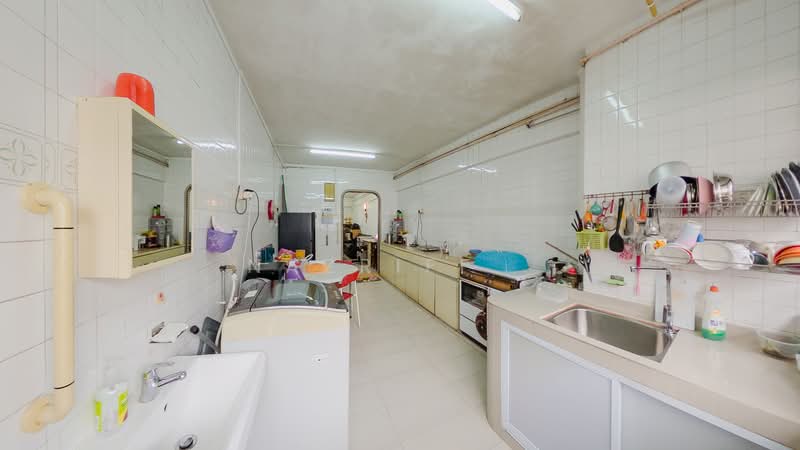 180 Ang Mo Kio Avenue 5, 180 Ang Mo Kio Avenue 5, 2 Bedrooms, 732 sqft, HDB Flat For Sale, by Nazriff ., 500115085 - Kitchen - PropertyGuru.com.sg
