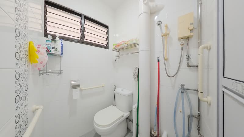 180 Ang Mo Kio Avenue 5, 180 Ang Mo Kio Avenue 5, 2 Bedrooms, 732 sqft, HDB Flat For Sale, by Nazriff ., 500115085 - Common Bathroom - PropertyGuru.com.sg