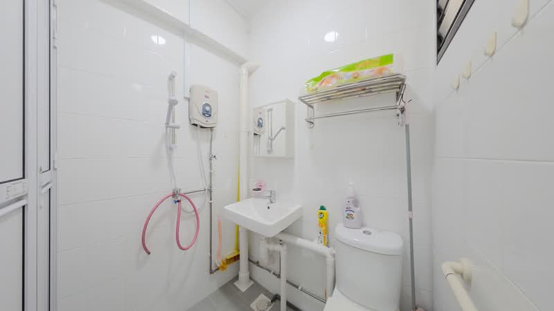 180 Ang Mo Kio Avenue 5, 180 Ang Mo Kio Avenue 5, 2 Bedrooms, 732 sqft, HDB Flat For Sale, by Nazriff ., 500115085 - Master Bathroom - PropertyGuru.com.sg