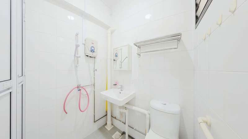 180 Ang Mo Kio Avenue 5, 180 Ang Mo Kio Avenue 5, 2 Bedrooms, 732 sqft, HDB Flat For Sale, by Nazriff ., 500115085 - Master Bathroom - PropertyGuru.com.sg